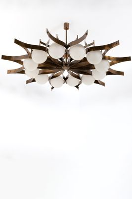 une image d'un lustre fabriqué à partir de bâtonnets de bois et de verre