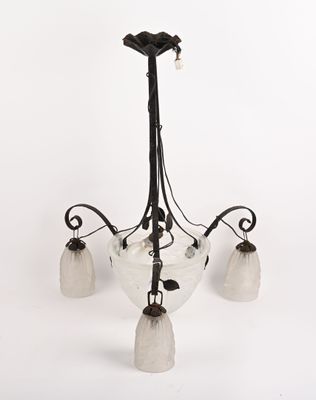 lustre en fer forgé avec cinq abat-jours en verre