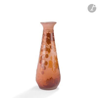 un vase en verre posé sur une surface blanche