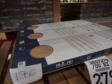 une boîte de pizza posée sur une table en bois