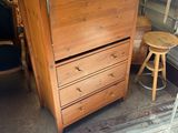 une commode et un tabouret à l'arrière d'un camion