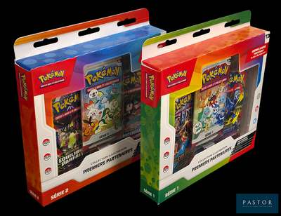 deux boîtes de cartes Pokémon sur fond noir