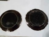 deux assiettes noires posées sur une cuisinière blanche