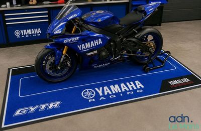 une moto Yamaha bleue exposée dans un showroom