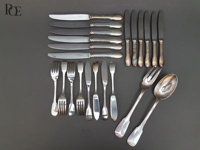 beaucoup d'argenterie sur une table avec des cuillères et des fourchettes