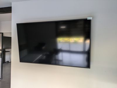une télévision à écran plat fixée au mur dans le salon