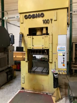 une grande machine qui se trouve dans un entrepôt