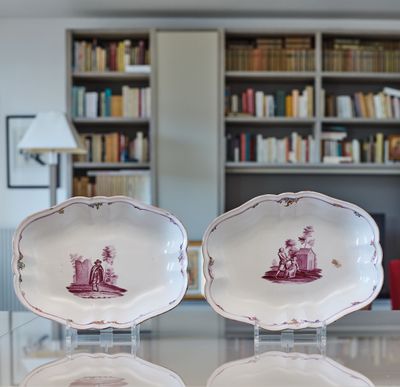 trois assiettes posées sur une table