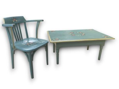 Table basse rectangulaire et fauteuil en bois cintré à décor…