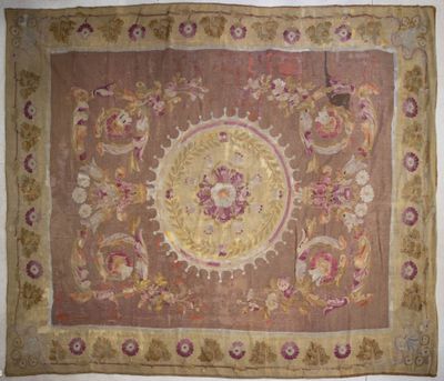 AUBUSSON Grand tapis tissé à décor de rosace centrale et ent…