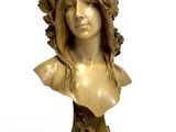 sculpture représentant la tête d'une femme coiffée d'une couronne