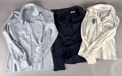 Un chemisier PIERRE CARDIN marine taille 40 7 boutons deux p…
