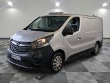 la camionnette blanche est garée sur le sol en damier d'une pièce