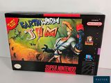 On voit ici la boîte du jeu Nintendo « Earthworm Jim ».