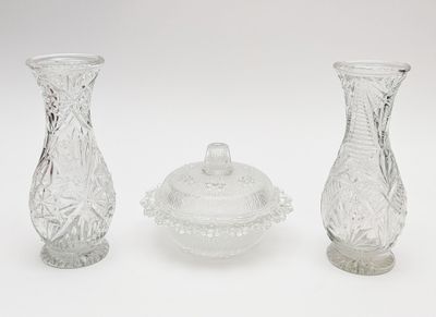 REUNION d'une bonbonnière et d'une paire de vases en verre m…