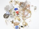 une pile de bijoux assortis sur une surface blanche