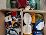 une boîte en carton remplie d'objets hétéroclites sur le sol