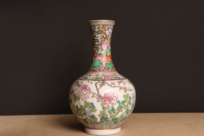 un vase posé sur une table à fond noir
