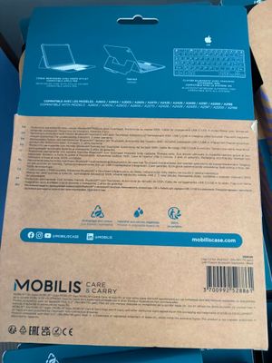 la boîte est ouverte pour montrer l'arrière de l'ordinateur portable