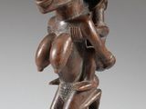 une image représentant une statue en bois d'une femme tenant un bébé dans ses bras
