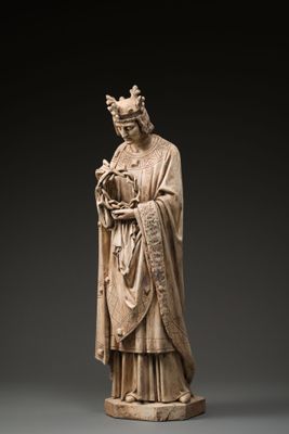 une statue représentant un homme en robe tenant un oiseau