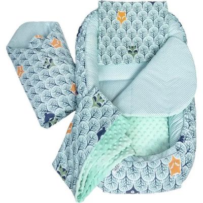une photo représentant un ensemble de couvertures et de moufles pour bébé
