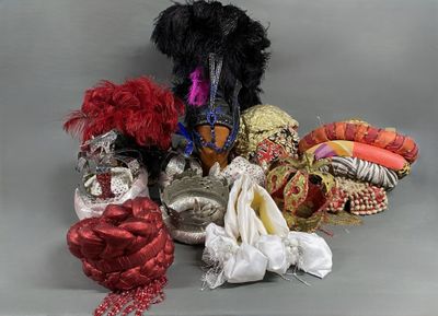 de nombreux modèles différents de chaussures et de chapeaux posés sur une table