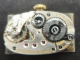 un gros plan du mécanisme d'une montre sur une surface noire