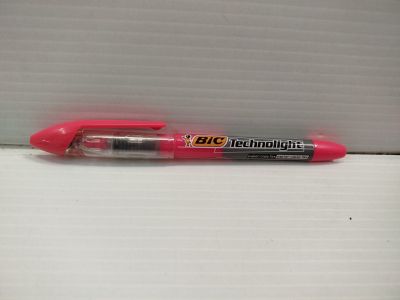 un gros plan d'un stylo rouge sur une surface blanche