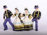 trois figurines représentant un homme et une femme en costume