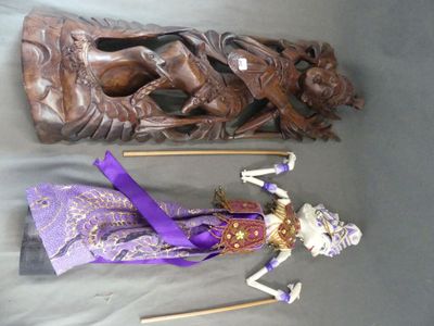 deux figurines assises l'une à côté de l'autre