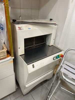 une cuisine équipée d'une cuisinière, d'un four et d'une chaise