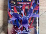 un gros plan sur une boîte du jeu de cartes à collectionner Pokémon