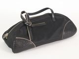 sac à main en cuir sur fond blanc, avec une poignée à fermeture éclair