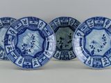 trois assiettes bleues et blanches à motifs posées sur une table
