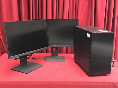 deux écrans d'ordinateur posés sur une table recouverte d'une nappe rouge