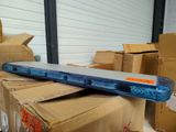 une lumière bleue posée sur une boîte en carton