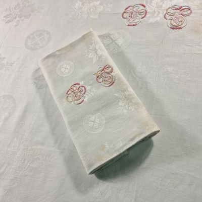 une nappe blanche ornée d'un motif rouge