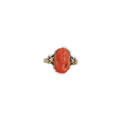 Gros plan sur une bague contenant une pierre rouge