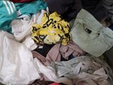 une pile de vêtements posée sur le sol