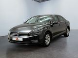 La Volkswagen Passat est garée dans une grande pièce d'un immeuble