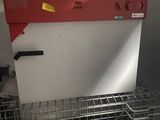 une cage métallique avec un toit rouge et une porte blanche