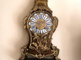une horloge accrochée au mur de la pièce