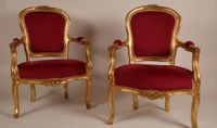 Paire de fauteuils en bois sculpté, mouluré et doré à décor … (photo 2)
