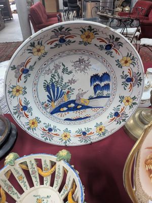 plusieurs assiettes et bols posés sur une table dans une pièce