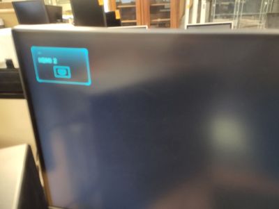 une télévision posée sur une table dans une pièce