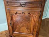 une armoire en bois avec un plateau en marbre posée sur un parquet en bois massif