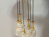 un lustre en verre et en métal doré