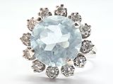 une image représentant une bague ornée d'une topaze bleue entourée de diamants blancs
