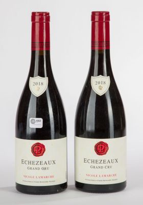 deux bouteilles de vin rouge posées l'une à côté de l'autre sur une table